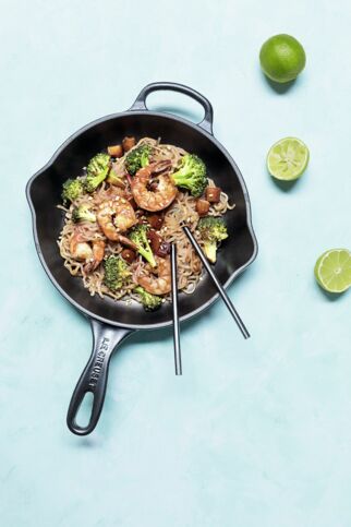 Asia-Nudelpfanne mit Garnelen Asia-Nudelpfanne mit Garnelen