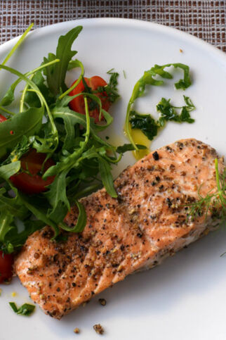 Lachsfilet auf Rucola mit Kräutervinaigrette