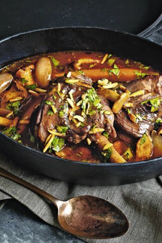 Lammhaxerl mit Pfifferlingen und Orangen-Mandel-Sprinkle Lammhaxerl mit Pfifferlingen und Orangen-Mandel-Sprinkle