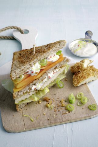 Vollkorn-Club-Sandwich mit Papaya und Limetten-Chili-Schmand