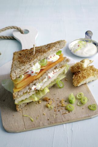 Vollkorn-Club-Sandwich mit Papaya und Limetten-Chili-Schmand Vollkorn-Club-Sandwich mit Papaya und Limetten-Chili-Schmand