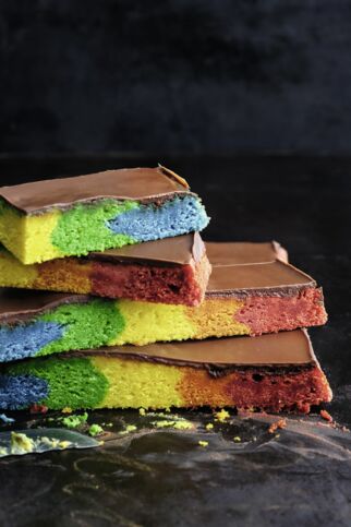 Rainbow-Poke-Cake mit Schoko