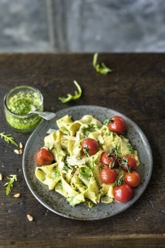 Lupinen-Nudeln mit Pesto und Tomaten Lupinen-Nudeln mit Pesto und Tomaten