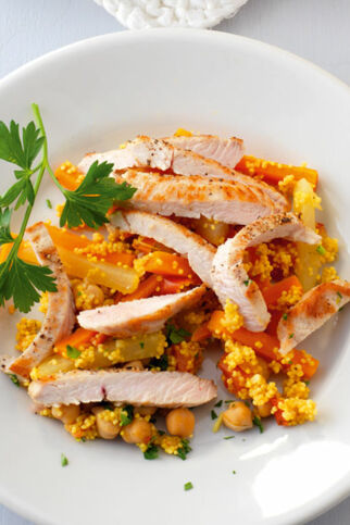 Hirse-Kichererbsen-Pfanne mit Putenstreifen Hirse-Kichererbsen-Pfanne mit Putenstreifen