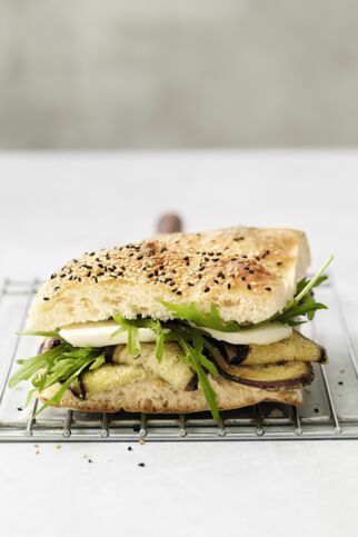 Auberginen-Mozzarella-Fladenbrot Auberginen-Mozzarella-Fladenbrot