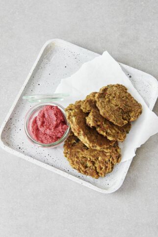 Kohl-Pattys mit Rote-Bete-Hummus