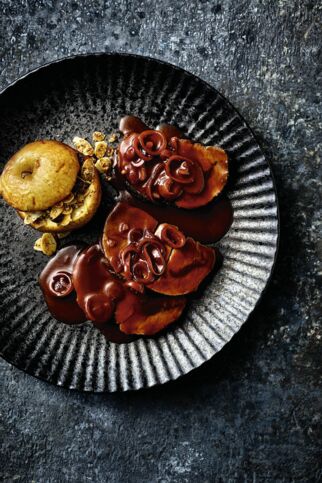 Damwild-Schäufele mit Bratapfel und Rotweinsauce Damwild-Schäufele mit Bratapfel und Rotweinsauce