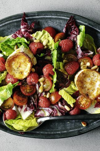 Salat mit Beeren und Ziegenkäse Salat mit Beeren und Ziegenkäse