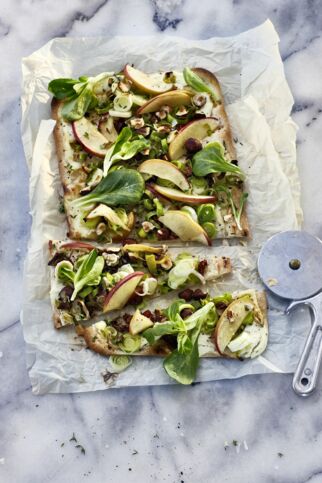Flammkuchen mit Apfel, Lauch und Haselnüssen Flammkuchen mit Apfel, Lauch und Haselnüssen