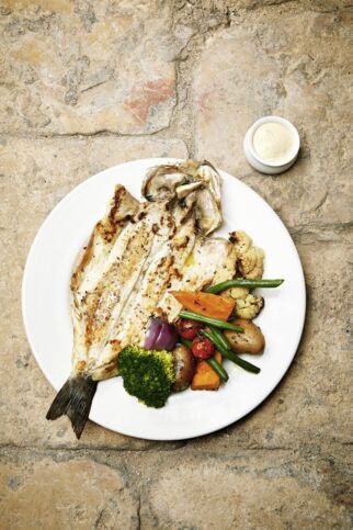 Ganzer gebratener Fisch mit Koriandermayonnaise