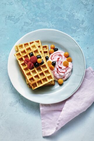 Bananen-Mandel-Waffeln mit Himbeerquark Bananen-Mandel-Waffeln mit Himbeerquark