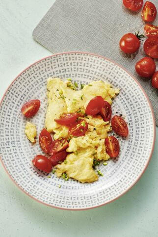 Rührei mit Tomaten und Käse