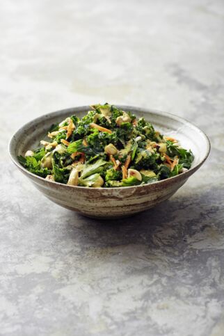 Grünkohlsalat mit Cashewkernen Grünkohlsalat mit Cashewkernen