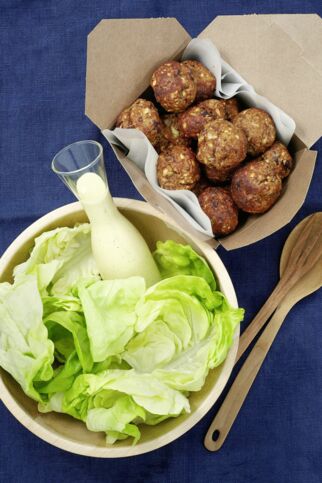 Hackbällchen vom Blech mit Blitzsalat
