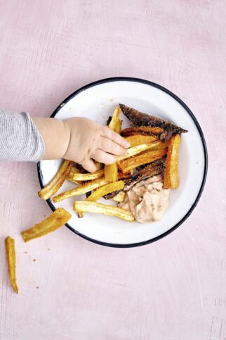 Regenbogen-Pommes mit Tomaten-Dip Regenbogen-Pommes mit Tomaten-Dip