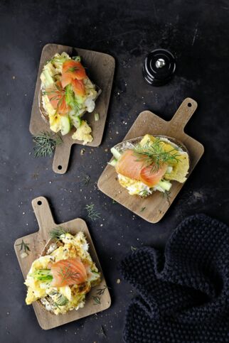 Brote mit Rührei und Lachsröllchen Brote mit Rührei und Lachsröllchen