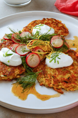 Vegane Kohlrabi-Möhren-Puffer mit Radieschensalat Vegane Kohlrabi-Möhren-Puffer mit Radieschensalat