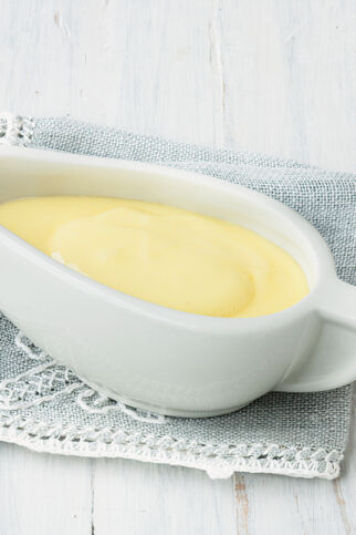 Sauciere mit klassischer Sauce Hollandaise - Grundrezept für Sauce Hollandaise Grundrezept für Sauce Hollandaise