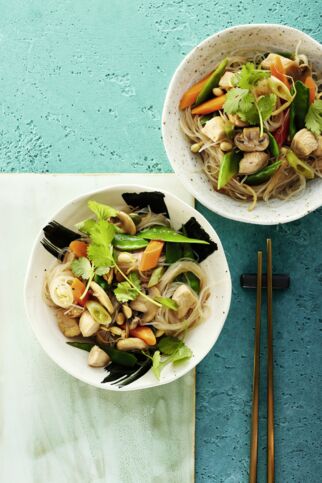 Asiatische Glasnudeln mit Gemüse und Huhn Asiatische Glasnudeln mit Gemüse und Huhn