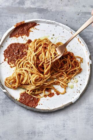 Spaghetti mit Pesto rosso soffritto Spaghetti mit Pesto rosso soffritto