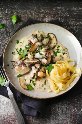 Geschnetzeltes Stroganoff mit Nudeln Geschnetzeltes Stroganoff mit Nudeln
