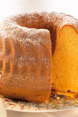 Auf dem Bild sieht man einen klassischen Gugelhupf mit etwas Puderzucker bedeckt. Gugelhupf