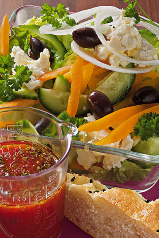 Griechischer Salat mit Tomatensauce Griechischer Salat mit Tomatensauce