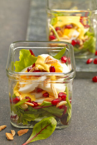 Eiertürmchen mit Granatapfel auf Salat Eiertürmchen mit Granatapfel auf Salat