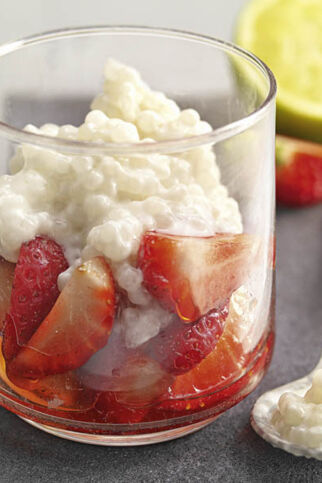 Kokosperlen auf marinierten Erdbeeren Kokosperlen auf marinierten Erdbeeren