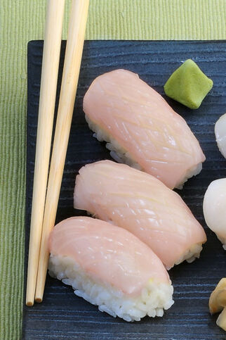 Nigiri-Sushi mit Tintenfisch Nigiri-Sushi mit Tintenfisch