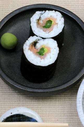 Hoso-Maki mit Spargel und Lachs Hoso-Maki mit Spargel und Lachs