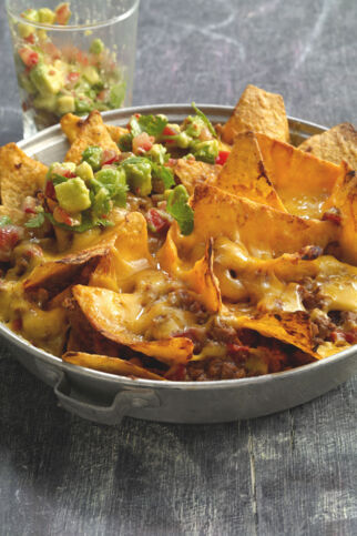 Nacho-Teller mit Rind und Avocadosalsa