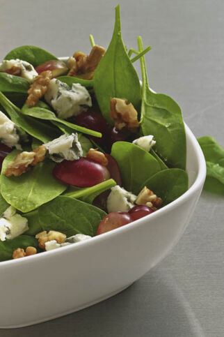 Spinatsalat mit Roquefort und Trauben