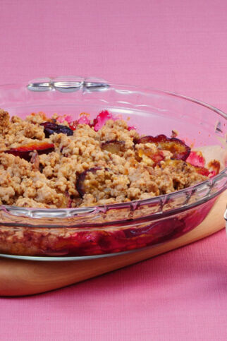 Zwetschgen-Ingwer-Crumble mit Vanillesauce