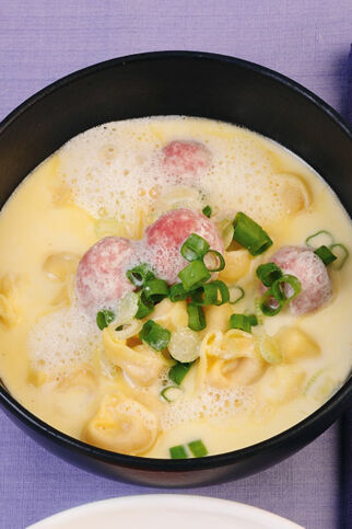 Käsesuppe mit Tortellini Käsesuppe mit Tortellini