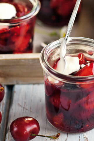 Rote Grütze mit Vanillecreme