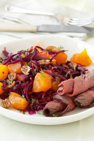 Rotkohl-Kaki-Salat mit Roastbeef