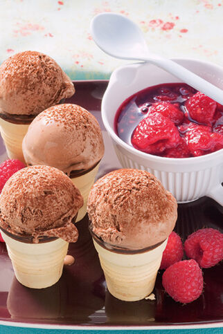 Kakao-Eis mit heißen Himbeeren