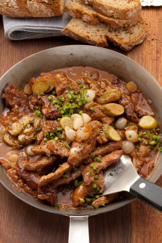 Essigsaure Zwiebel-Senf-Sauce mit geschnetzelter Kalbsleber Essigsaure Zwiebel-Senf-Sauce mit geschnetzelter Kalbsleber