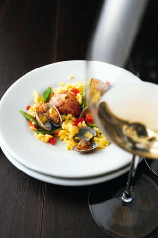 Paella mit Muscheln und Kaninchen Paella mit Muscheln und Kaninchen