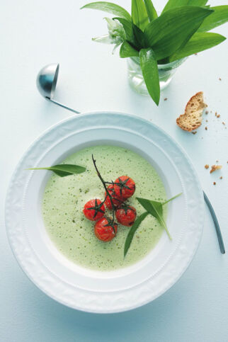 Bärlauchschaum-Suppe mit Karamelltomaten Bärlauchschaum-Suppe mit Karamelltomaten