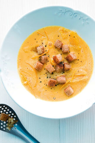 Kürbis-Orangen-Suppe mit Zimtcroûtons
