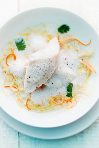 St. Petersfisch mit marinierten Möhrenglasnudeln St. Petersfisch mit marinierten Möhrenglasnudeln