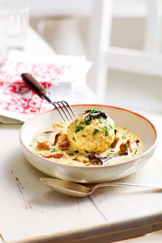 Saure Schwammerlbrühe mit Semmelknödeln Saure Schwammerlbrühe mit Semmelknödeln