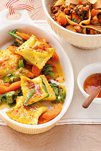 Maultaschen mit Gemüse und Orangen-Chili-Sauce Maultaschen mit Gemüse und Orangen-Chili-Sauce