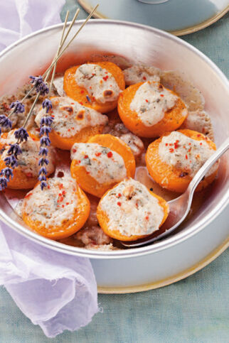 Gratinierte Aprikosen mit Walnuss-Ziegenfrischkäse-Füllung und Schokoladensauce Gratinierte Aprikosen mit Walnuss-Ziegenfrischkäse-Füllung und Schokoladensauce