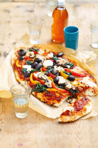 Pizza mit Pilzen und buntem Gemüse