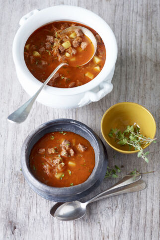 Wiener Gulaschsuppe mit Kartoffeln und Majoran Wiener Gulaschsuppe mit Kartoffeln und Majoran