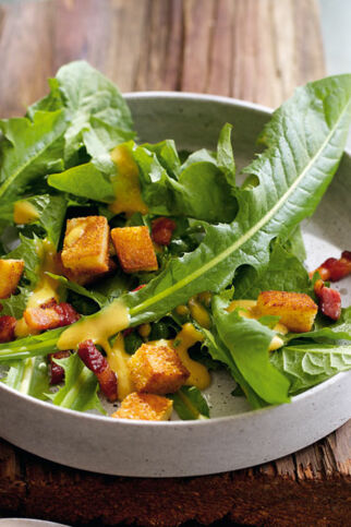 Löwenzahnsalat mit Speck und Brotwürfeln Löwenzahnsalat mit Speck und Brotwürfeln