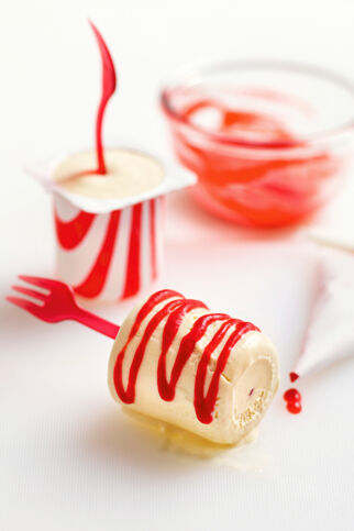 Tonkabohnen-Eis mit Erdbeermantel Tonkabohnen-Eis mit Erdbeermantel